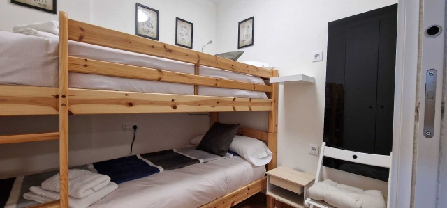 Dormitorio y litera de madera