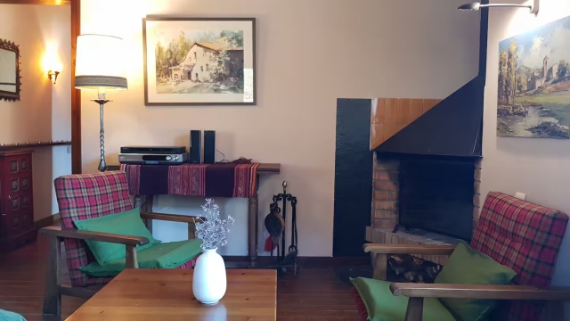 Sala amplia con chimenea