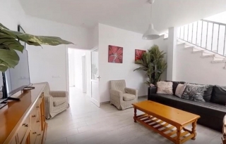 Sala de estar con mesa