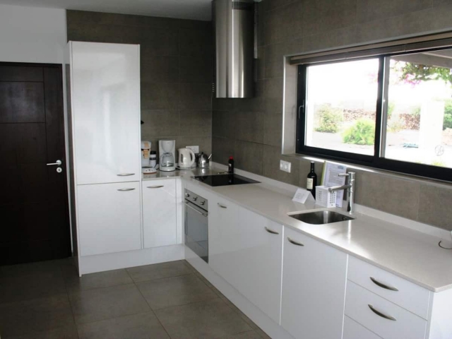 Cocina amplia con armarios