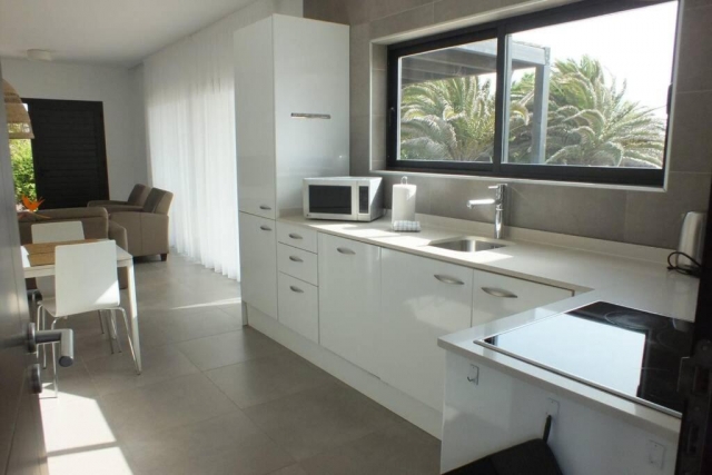 Cocina con gran ventana