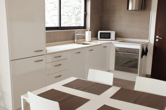 Cocina blanca con la mesa