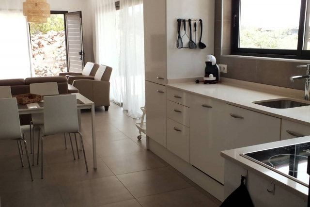 Cocina blanca y mesa 