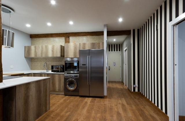 Cocina moderna con nevera