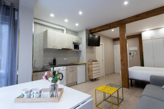 Cocina y sala con tele 