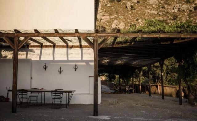 Amplio porche con mesa