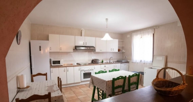 Cocina amplia con mesa