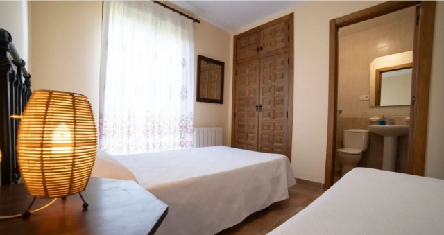 Dormitorio doble y aseo