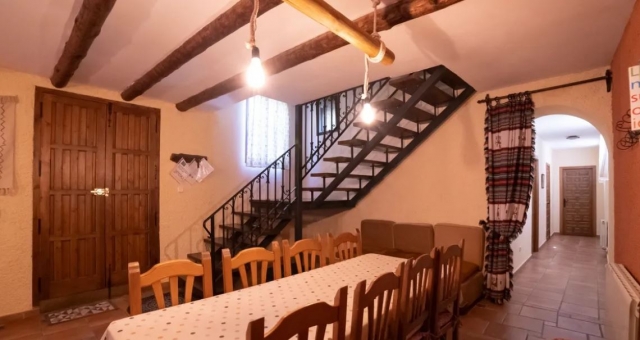 Sala de estar con mesa