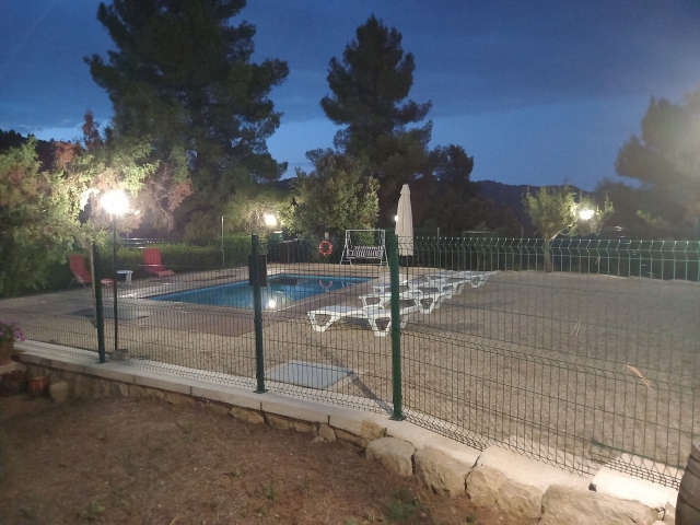 vista piscina atardecer