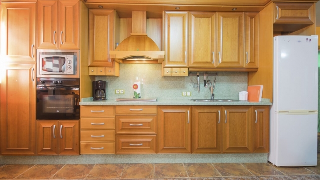 Cocina amplia con armarios