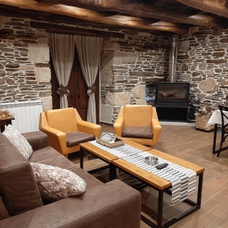 Sala amplia con chimenea