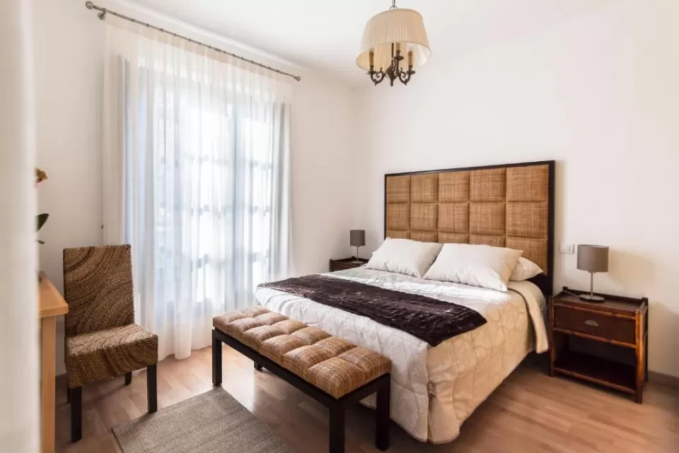 Suite con cama grande y balcón