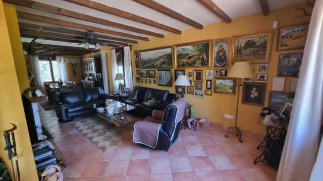 Sala de estar con cuadros