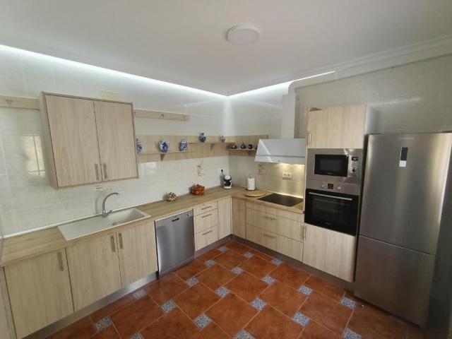 Cocina en L con menaje