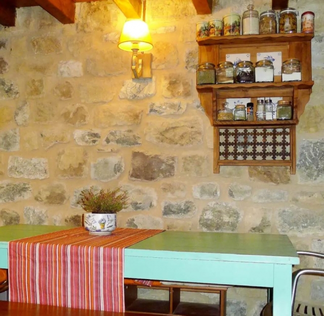 Cocina con mesa