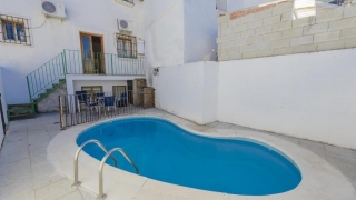 Acceso barbacoa y piscina