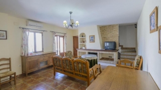 Sala amplia con chimenea