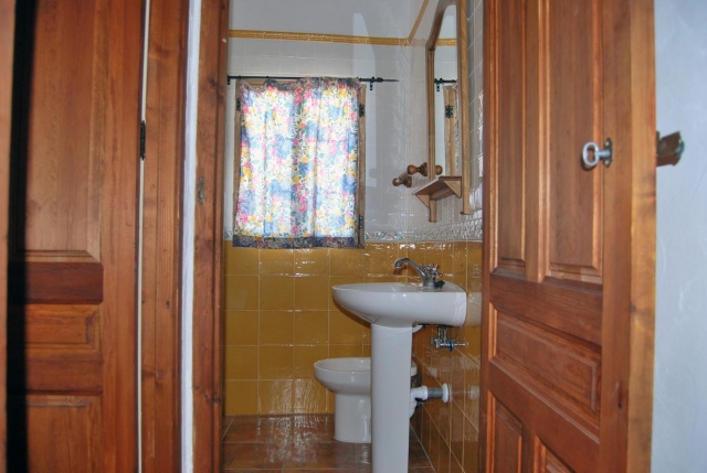 Un aseo amarillo y madera