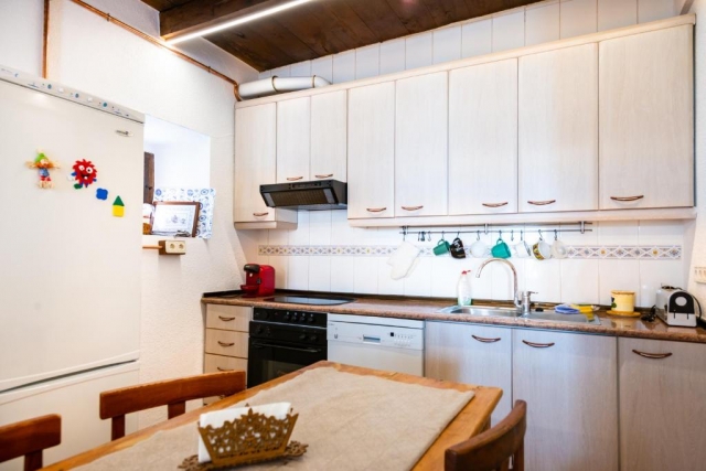 Cocina comedor con mesa