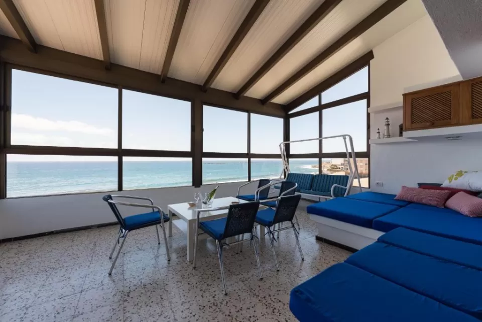 VV La Gaeta 1- by Henrypole Home