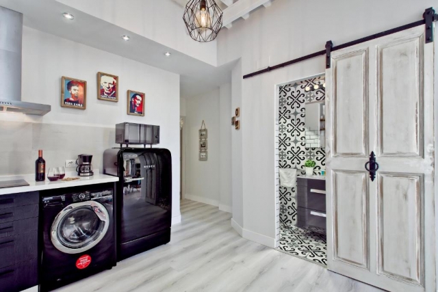 Cocina moderna con puerta