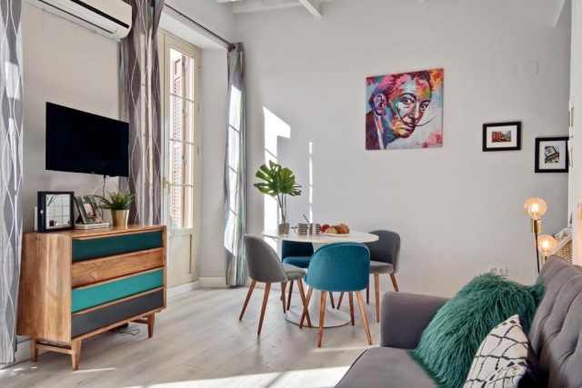 Sala de estar con mesa