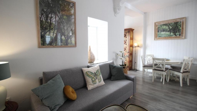 Sala de estar con mesa