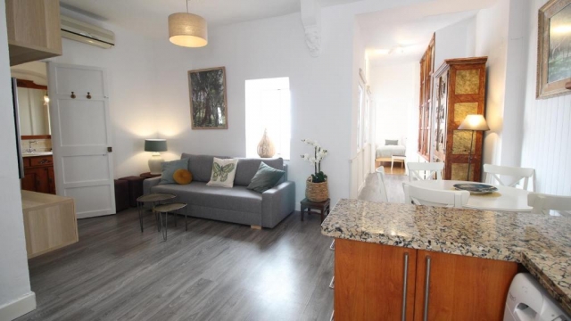 Sala de estar con mesa 