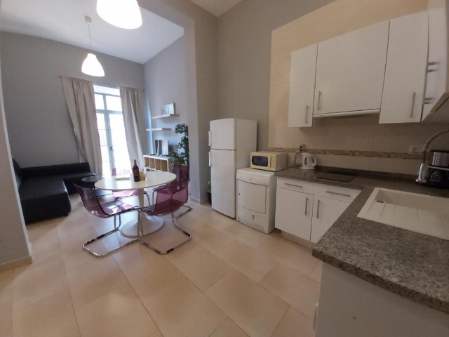 Cocina amplia con mesa