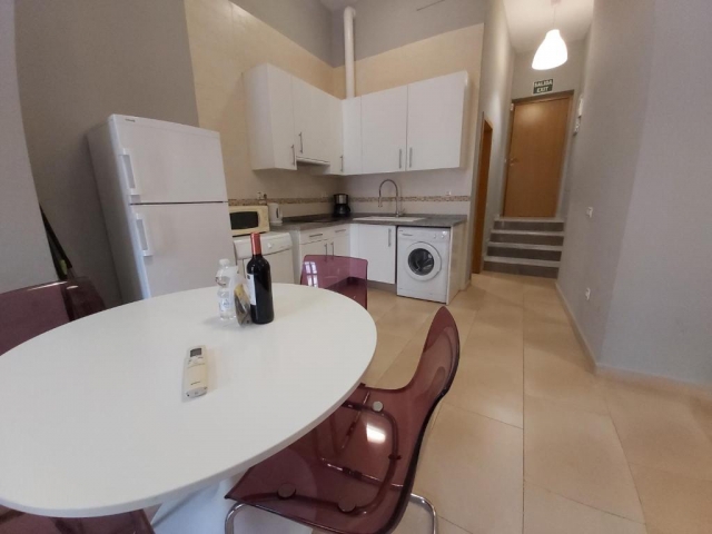 Comedor y cocina al fondo