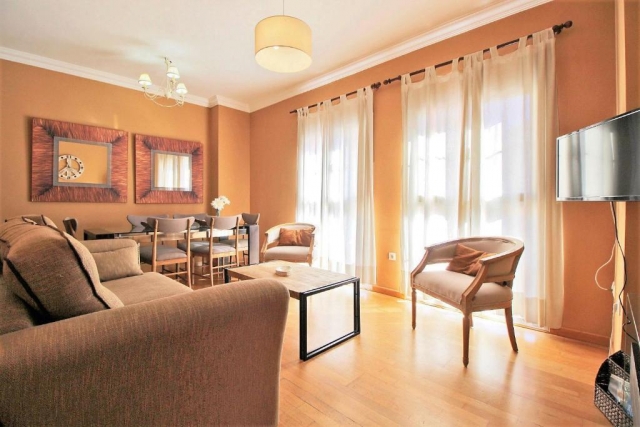 Sala de estar con mesa 