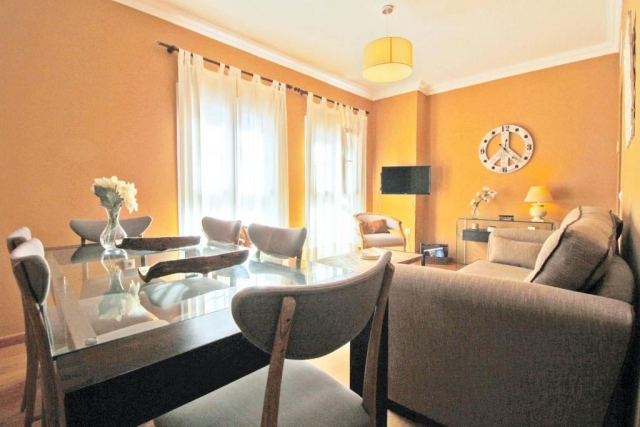 Sala de estar con mesa 