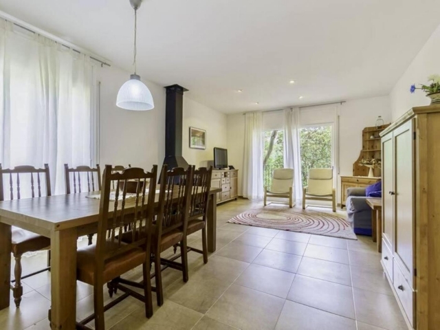 Sala amplia con chimenea