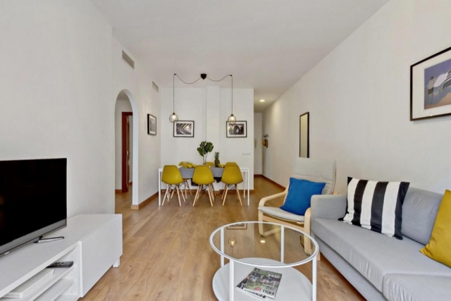Sala de estar con mesa