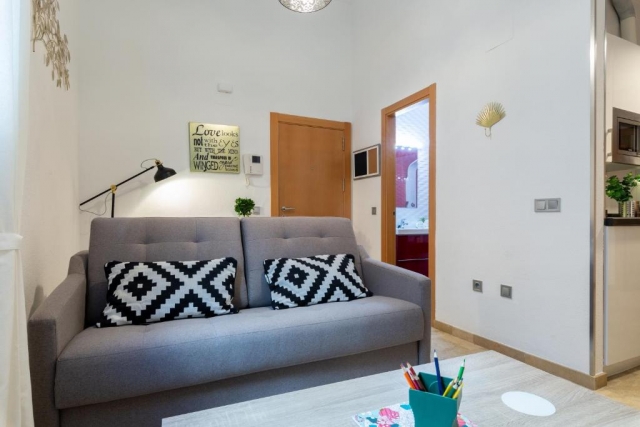 Sala de estar con sofa gris