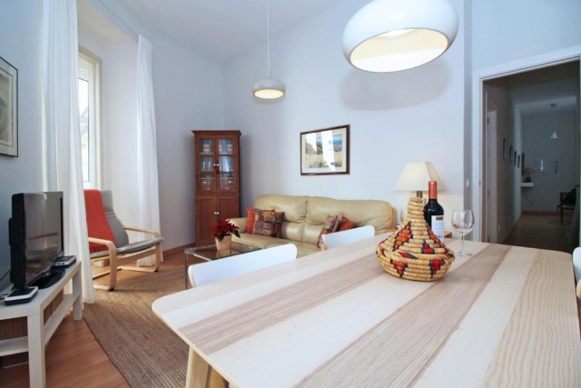 Sala de estar con mesa