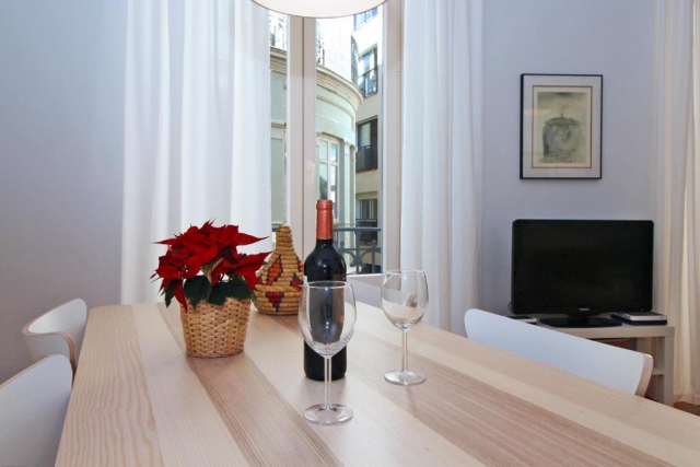Sala de estar con mesa 