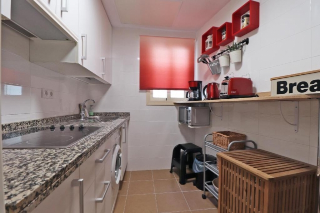 Cocina con detalles en rojo