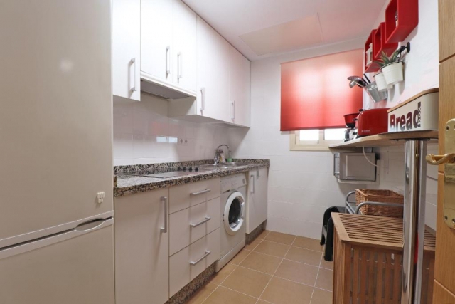 Cocina con detalles en rojo