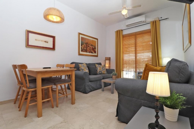 Sala amplia con ventanal 