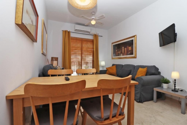 Sala de estar con mesa