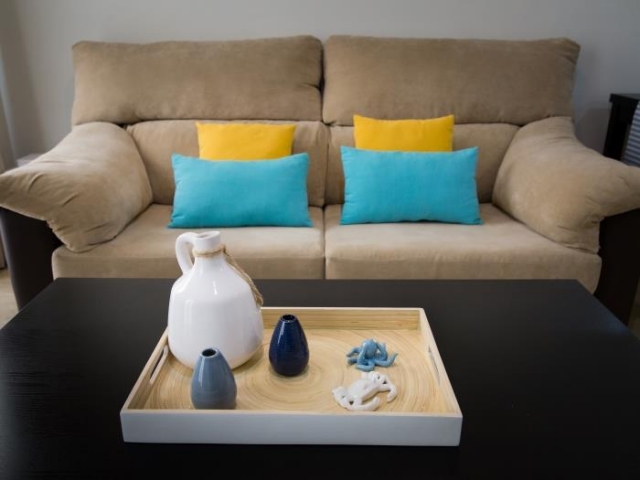 Salon con detalles coloridos