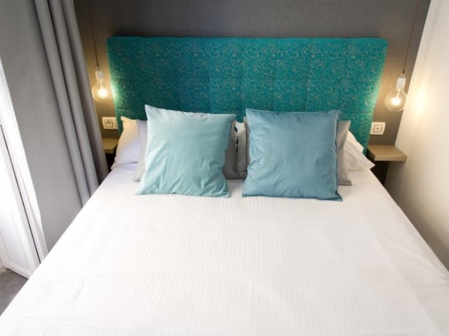 Dormitorio con ropa de cama