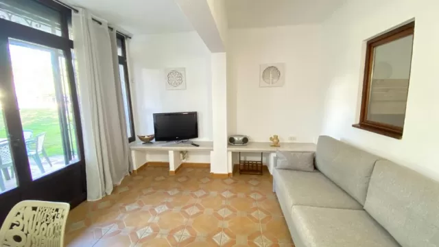 Sala amplia con mesa 