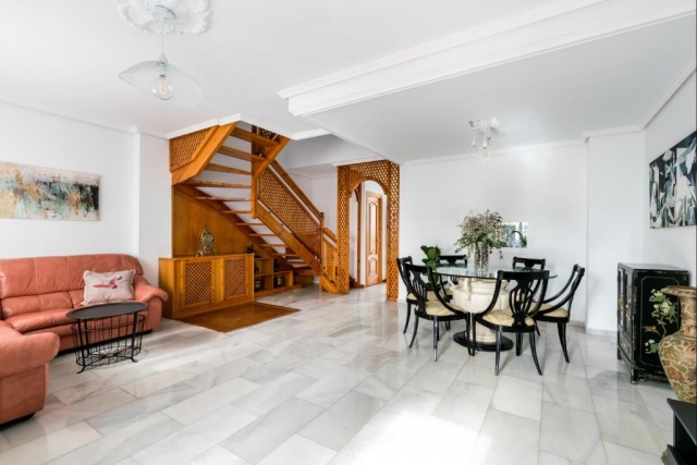 Sala de estar con escaleras