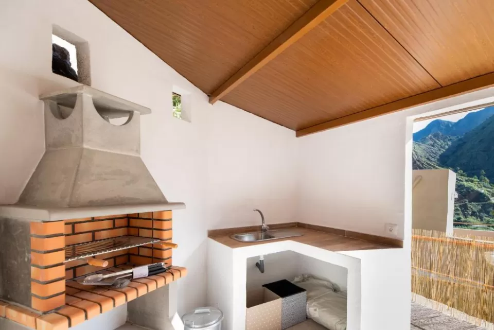 Lightbooking Vacation Rentals- Casa Hermigua I