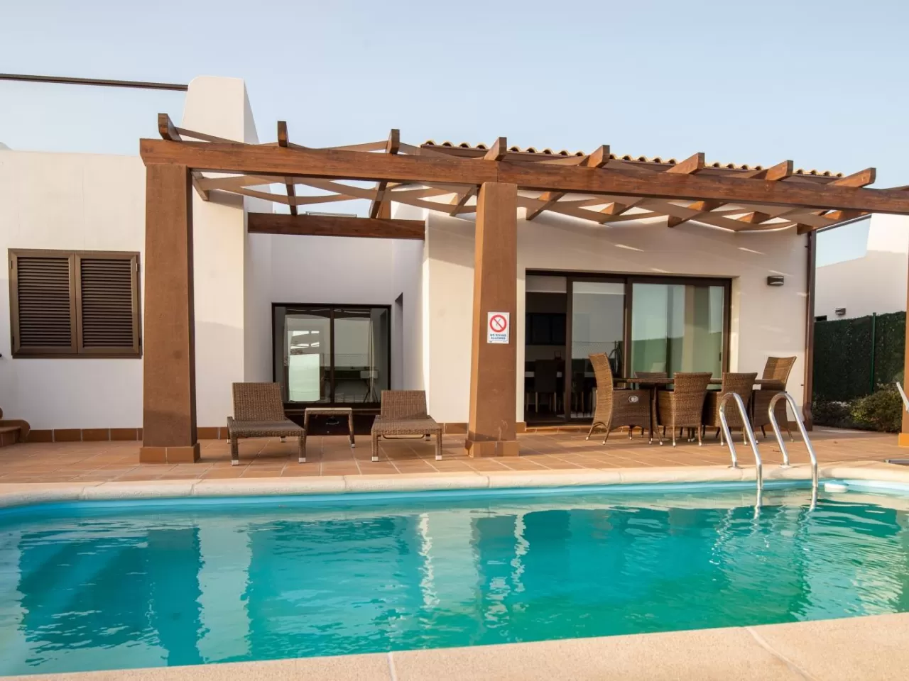 Lightbooking Vacation Rentals- Villa Ángel