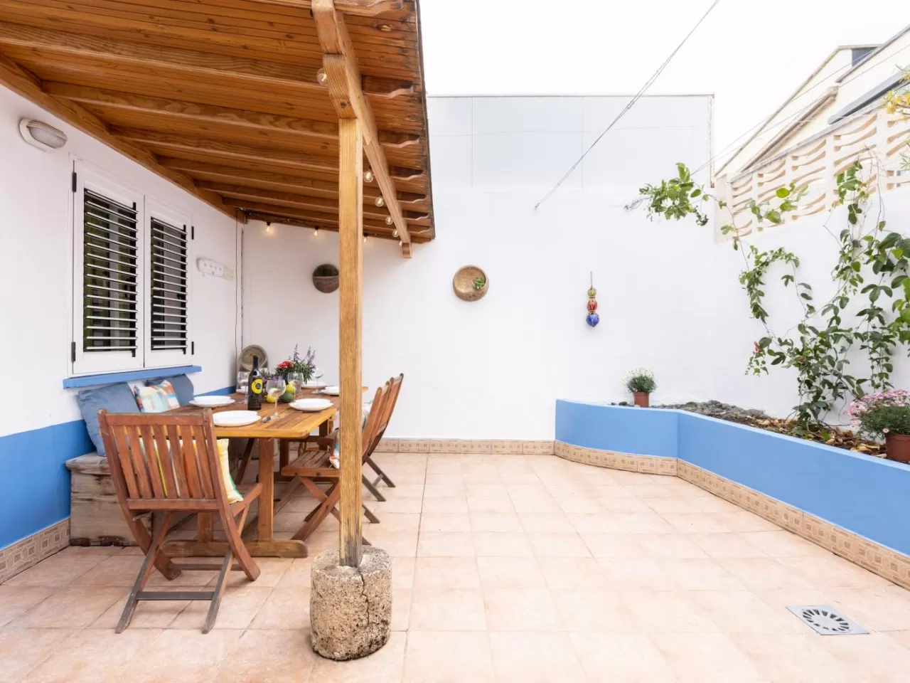 Lightbooking Vacation Rentals- Sea Breezes