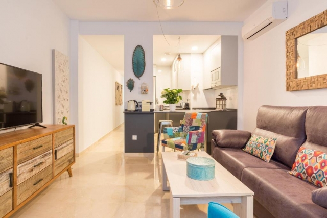 Sala amplia con la cocina